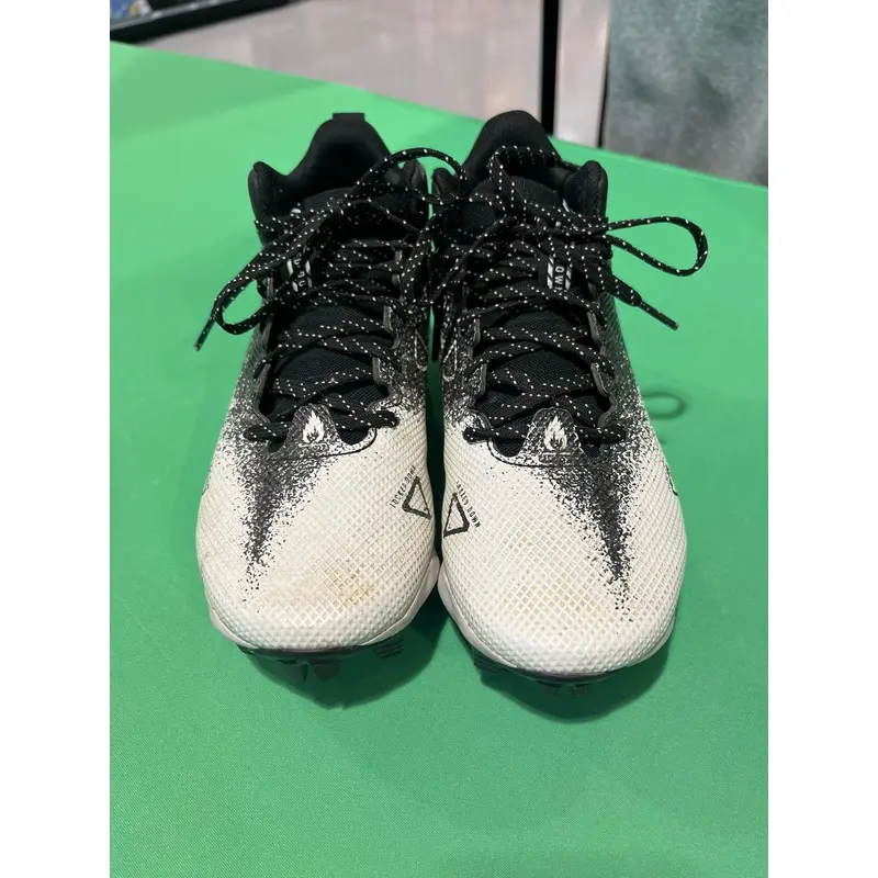 White Used Youth Unisex Under Armour Cleats Molded Cleats 5Y