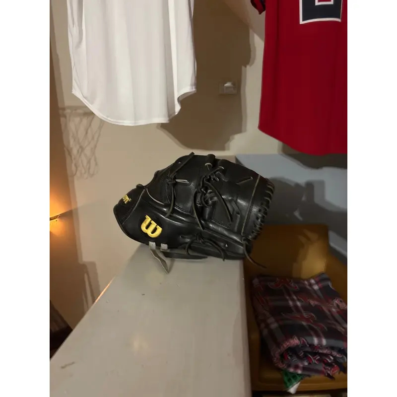 Wilson A2000 RH Pitcher's Baseball Glove 11.75" (Used)