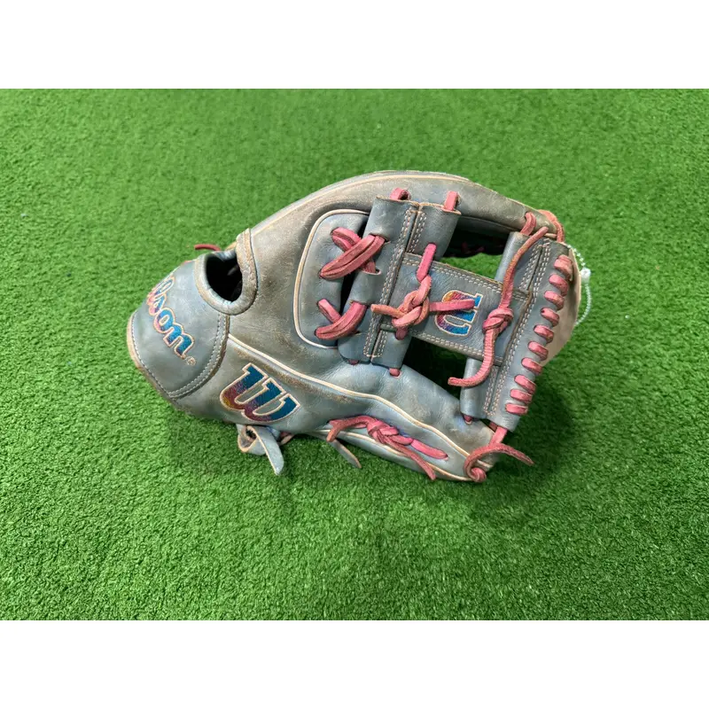 ilson A2000 1786 "The Moment" RH Infield Baseball Glove 11.5" (Used)