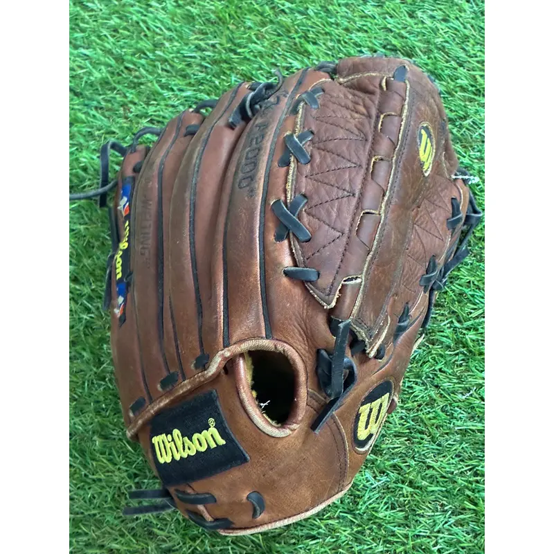 Brown Wilson A2000 RH Baseball Glove 12" (Used)