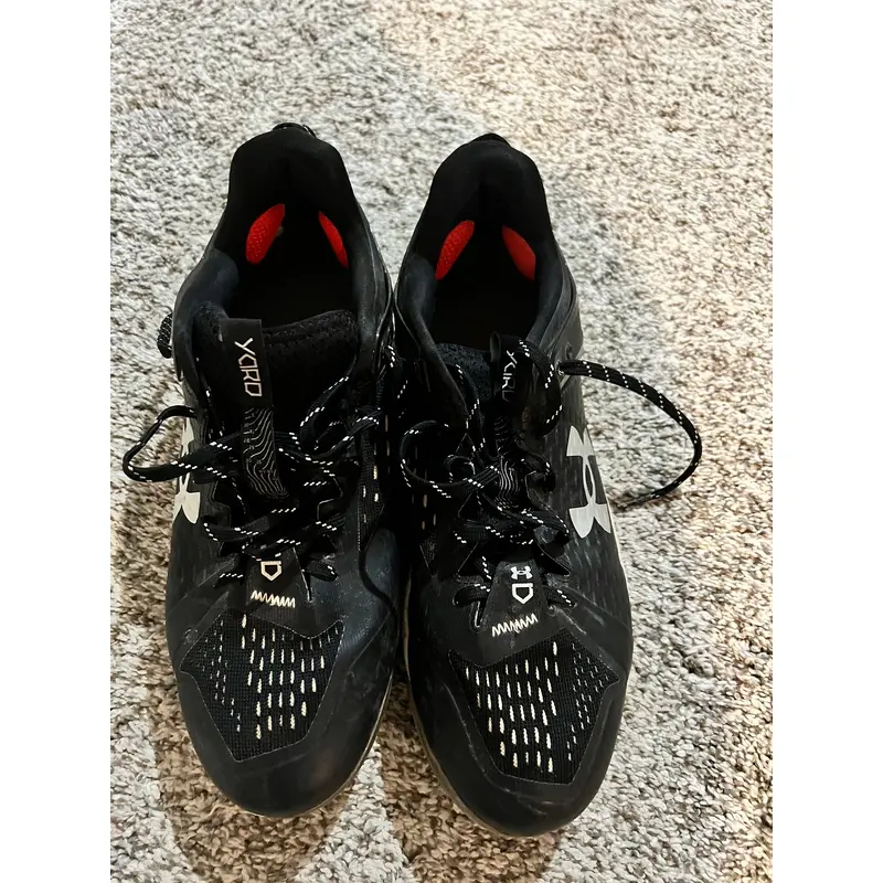 Black Men's Size M 11.0 (W 12.0) Under Armour Charged Low Top Metal (Used)