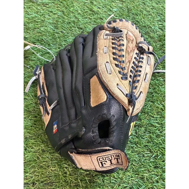 Wilson A2452 RH Baseball Glove 11.5" (Used)