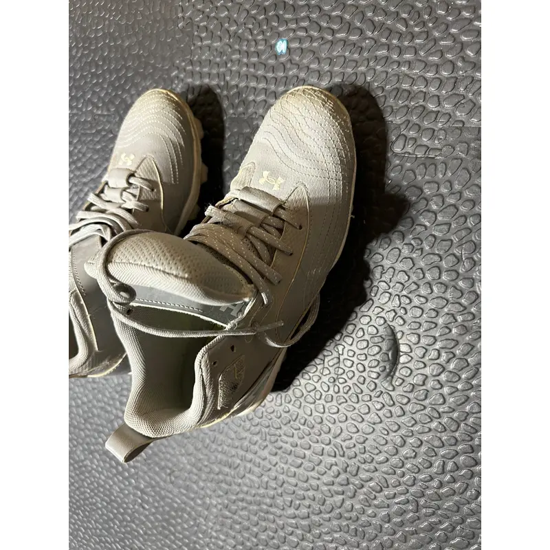 Kid's Size M 5.5 (W 6.5) Under Armour (Used)