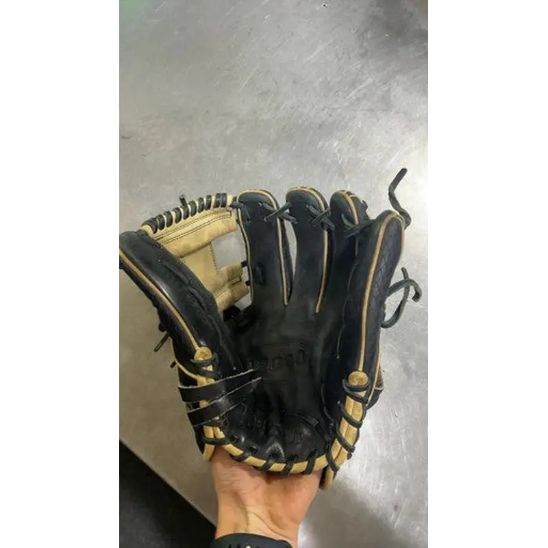 Wilson (Used) Black Right Hand Throw 11.75" Baseball Glove