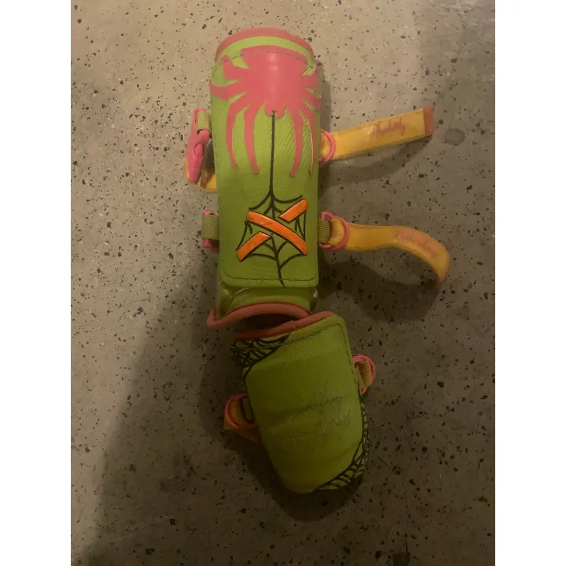 aria venom leg gaurd pink and green