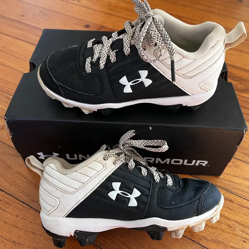 Under Armour UA Leadoff Youth Cleats, Black/White - Size 12 Youth