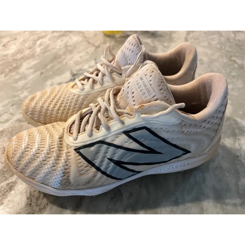 White Men's Size M 9 (W 10.0) Adult New Balance Low Top Molded Cleats 4040v7 (Used)