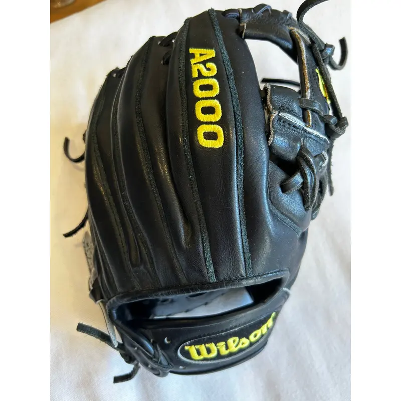 Wilson Right Hand Throw Infield A2000 11.25" (Used)