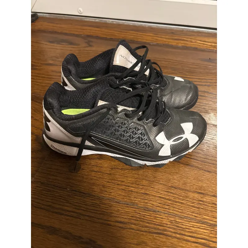Black Men's Size M 5.5 (W 6.5) Under Armour Low Top Turf Cleats (Used)