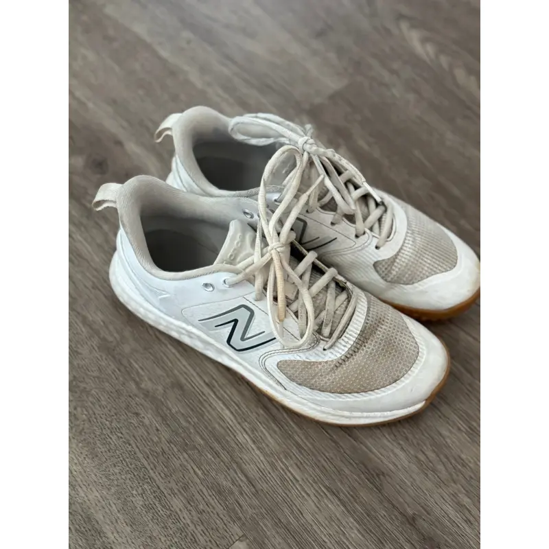 White Men's Adult Size M 7.0 (W 8.0) New Balance Shoes (Used)