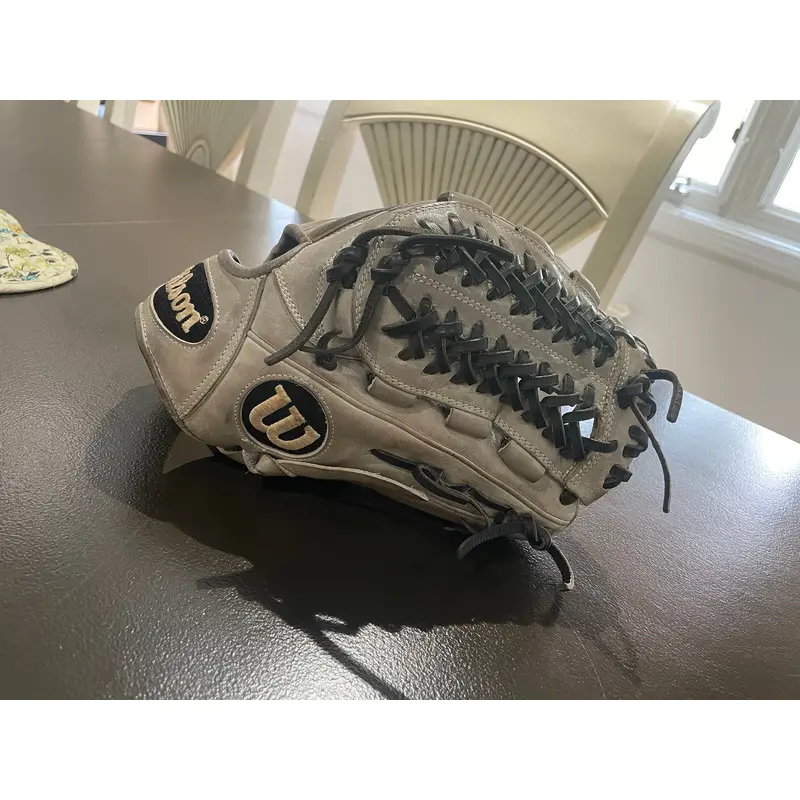Wilson Right Hand Throw Pitcher's A200 Baseball Glove 11.75" (Used)