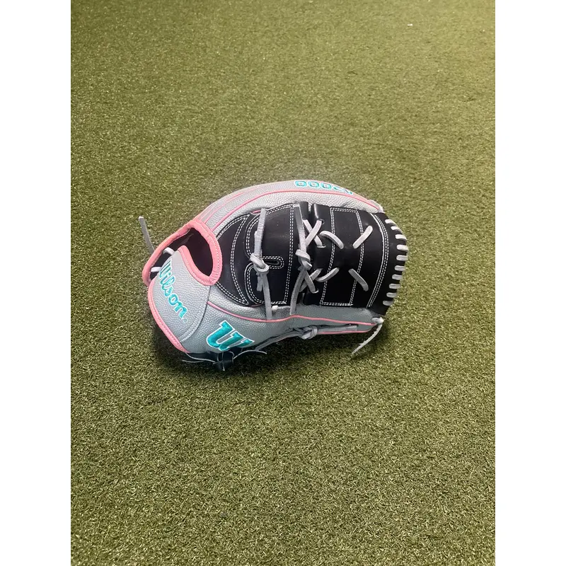 Wilson Right Hand Throw Pitcher's A2000 Baseball Glove 12.25" (New)