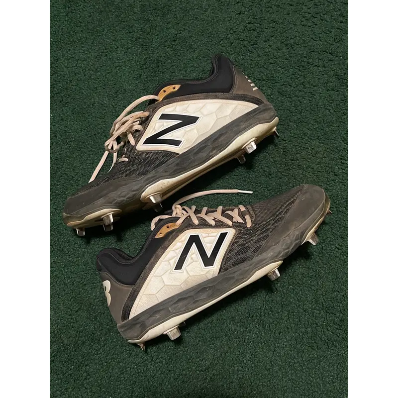 LIGHTLY USED New Balance Men's Baseball Metal Low Top 3000v4 Cleats
