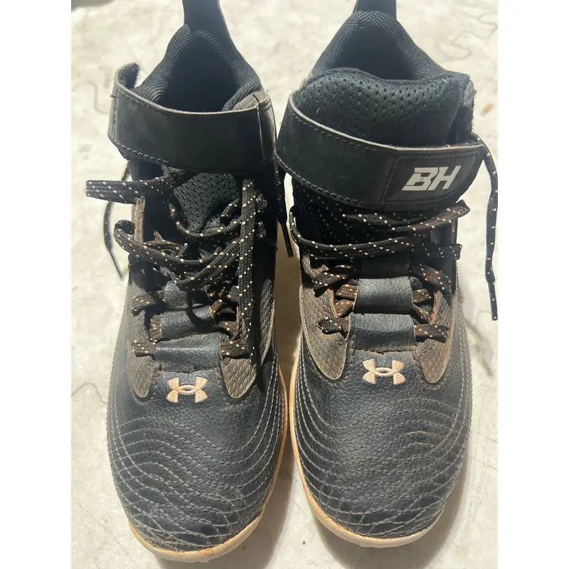 Black Kid's Size 4Y Under Armour (Used)