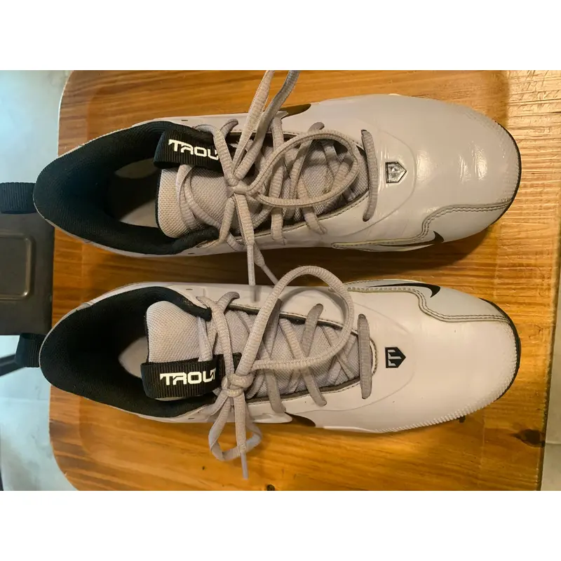 Gray Kid's Size M 7.0 (W 8.0) Youth Nike Low Top Molded Cleats Trout (Used)