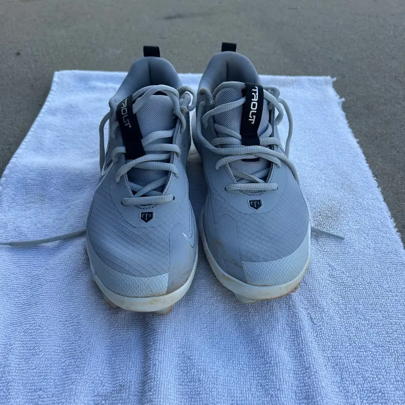 Gray Kid's Size M 5.5 (W 6.5) Youth Nike Low Top Trout Molded Cleats (Used)