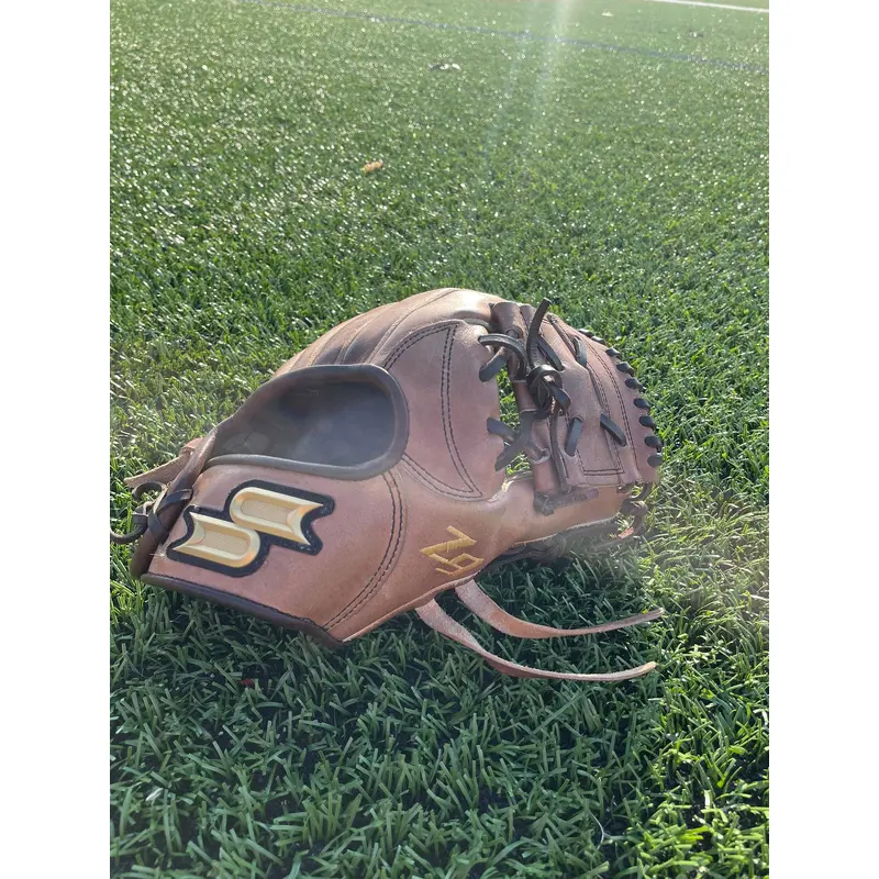 Used Right Hand Throw 11.5" z9 Baseball Glove