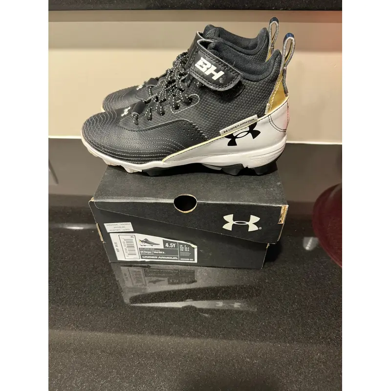 UA Harpper 7 Mid RM Jr Cleats