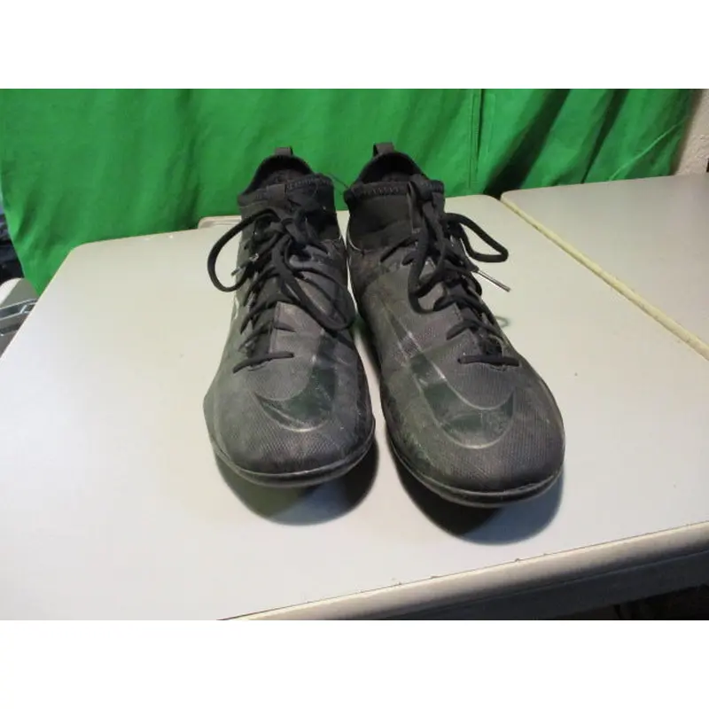 Used Nike Phantom Size Youth 6 Soccer Cleats (Has Wear)